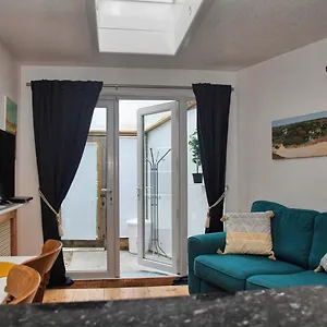 Apartment Light And Airy With Parking Nearby
